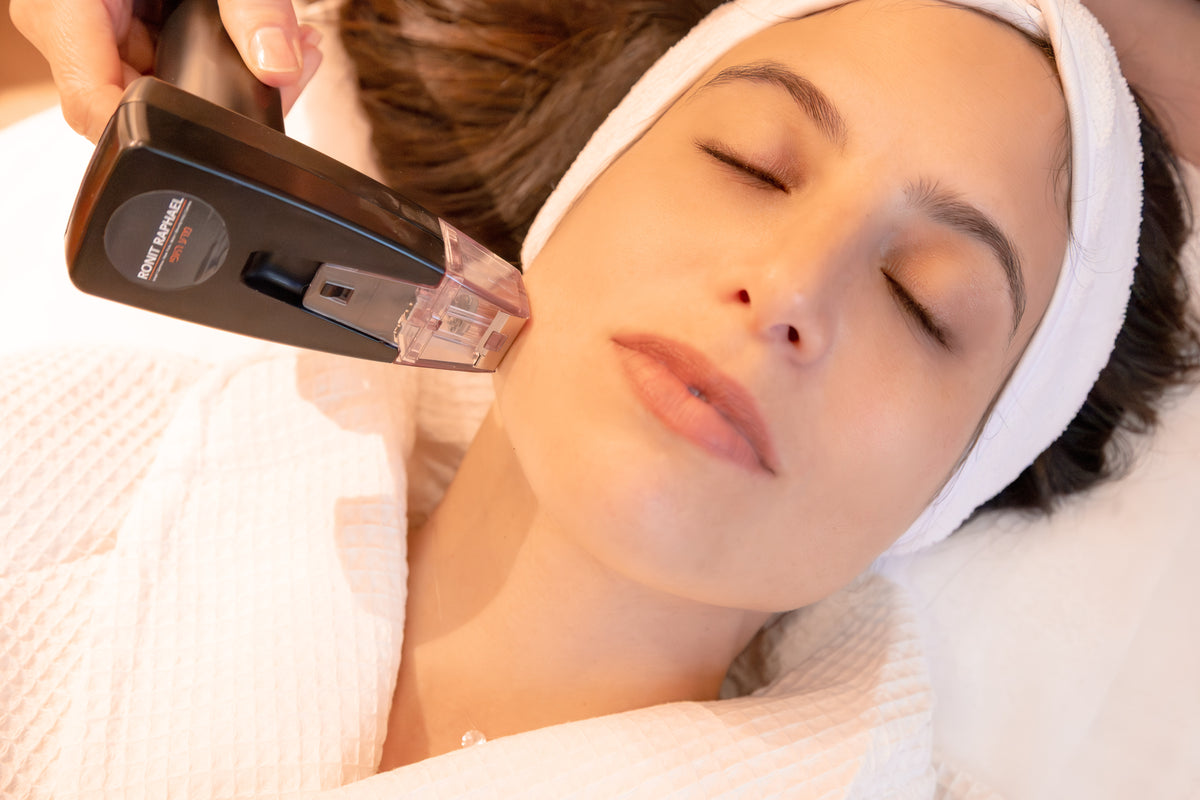 מיקרודוטס | Micro-Needling Skin Longevity System™